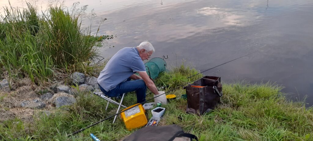 Lid van Visclub Haren vist vanaf de oever