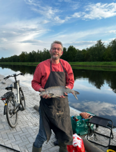 B.J. Meijer, voorzitter van Visclub Haren, met een gevangen brasem